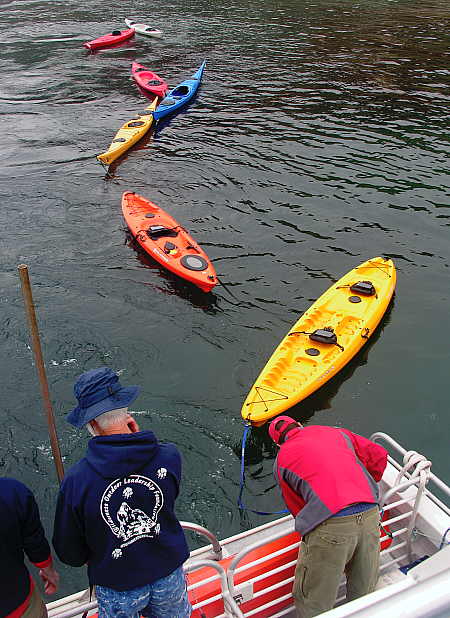 Unloading kayaks off the stern of the â€œIslanderâ€