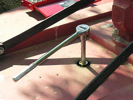 Blade pivot bolt access