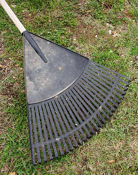 Broad plastic leaf rake