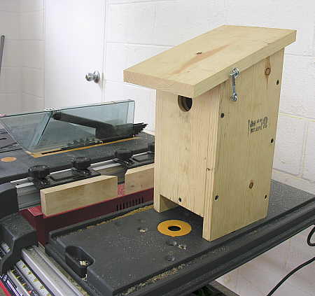 Top-opening bluebird nesting box